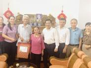 Đồng chí Phạm Chí Kiên, Bí thư Đảng uỷ, Chủ tịch HĐND xã Nghĩa Đàn thăm, tặng quà các gia đình người có công với cách mạng